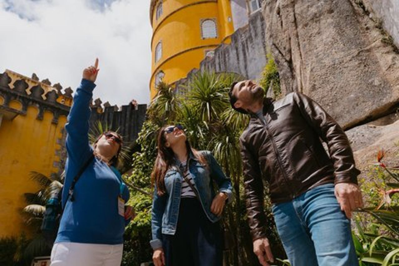 Piccoli gruppi Sintra, Pena, Regaleira e Cascais con biglietti