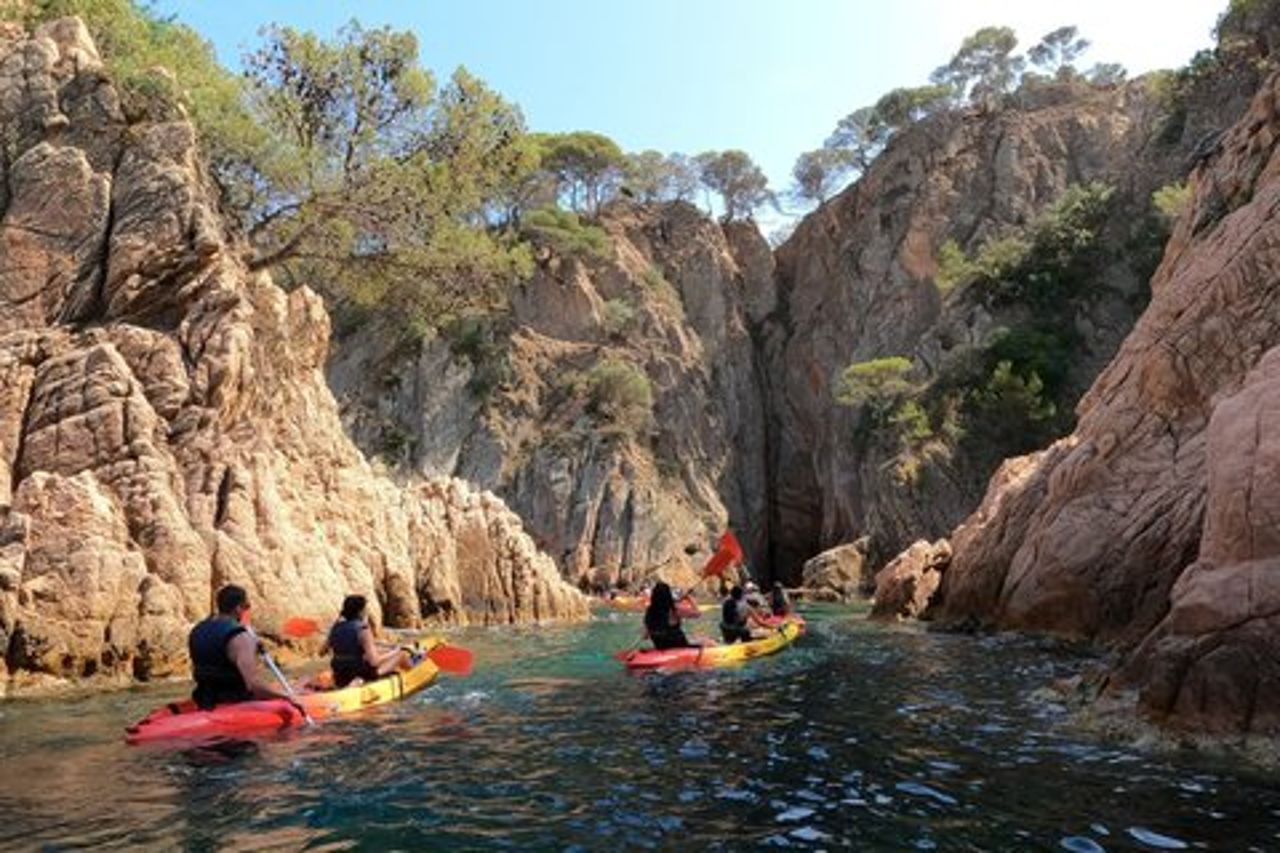 Tour guidato in kayak e snorkeling in Costa Brava: piccoli gruppi e pranzo