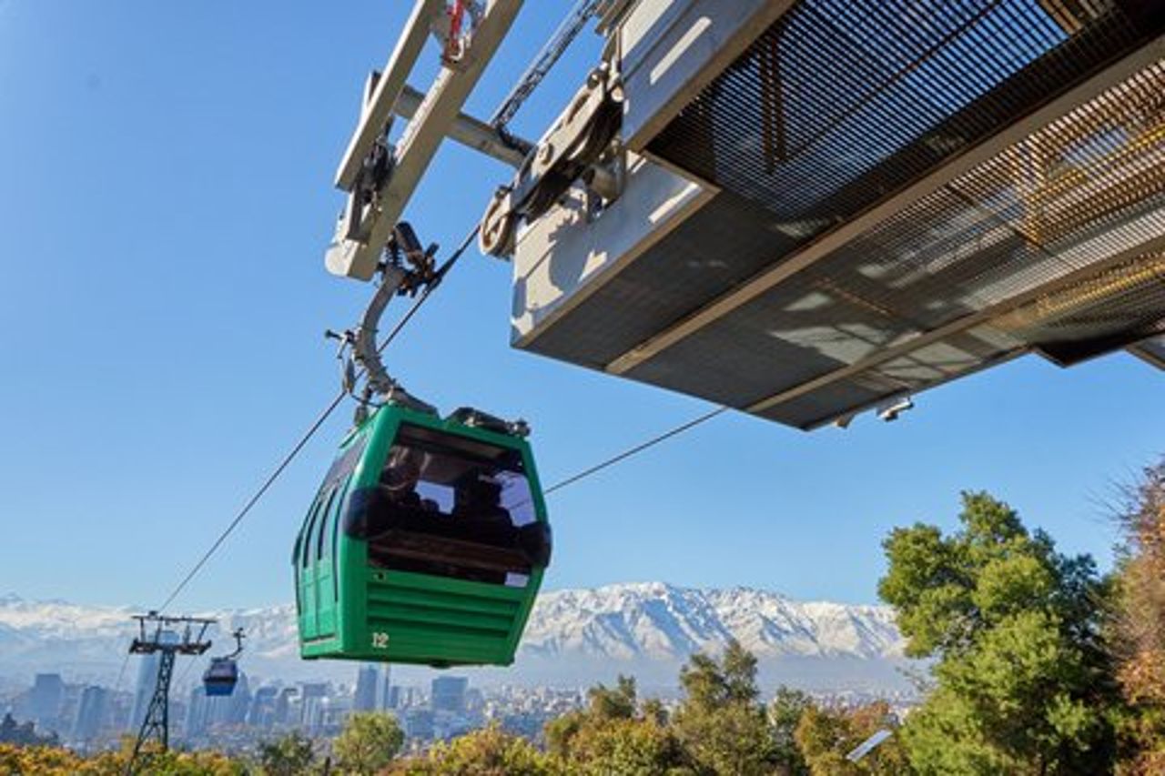 Scopri Santiago: autobus turistico, la collina di San Cristóbal e il vino.