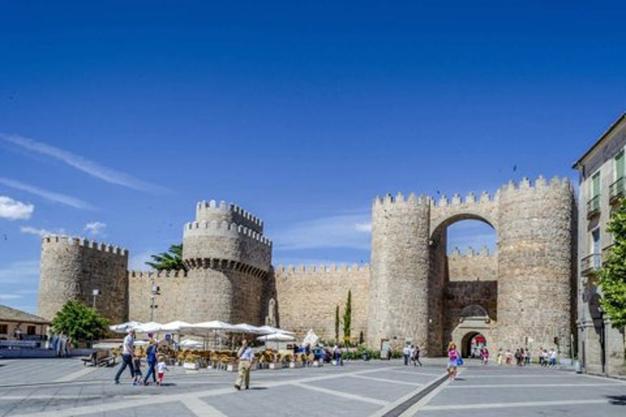 Ciao Avila: Private 2 - Passeggiata introduttiva di un'ora in città con Guida Locale