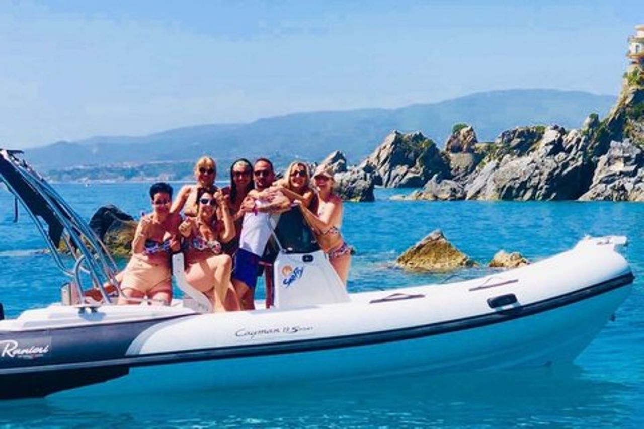 Tour di gruppo in barca lungo la Costa degli Aranci con aperitivo