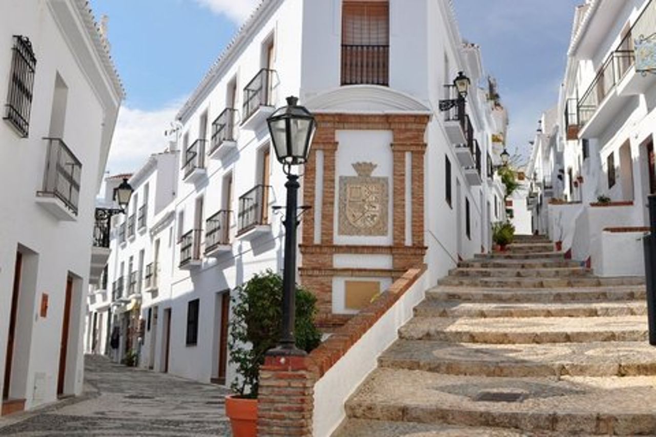 Tour di Nerja e Frigiliana da Malaga con degustazione di prodotti locali.