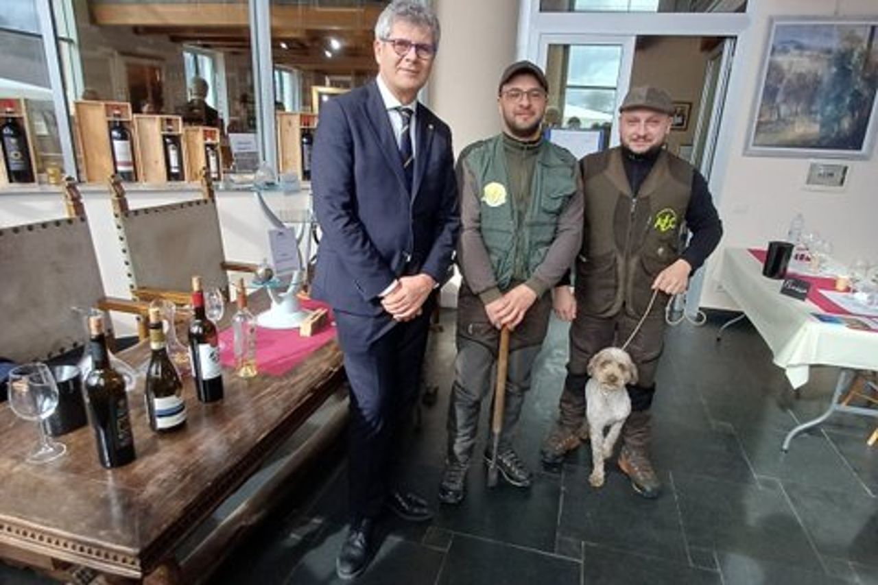 Tour privato della caccia al tartufo Pranzo degustazione 8 vini sommelier