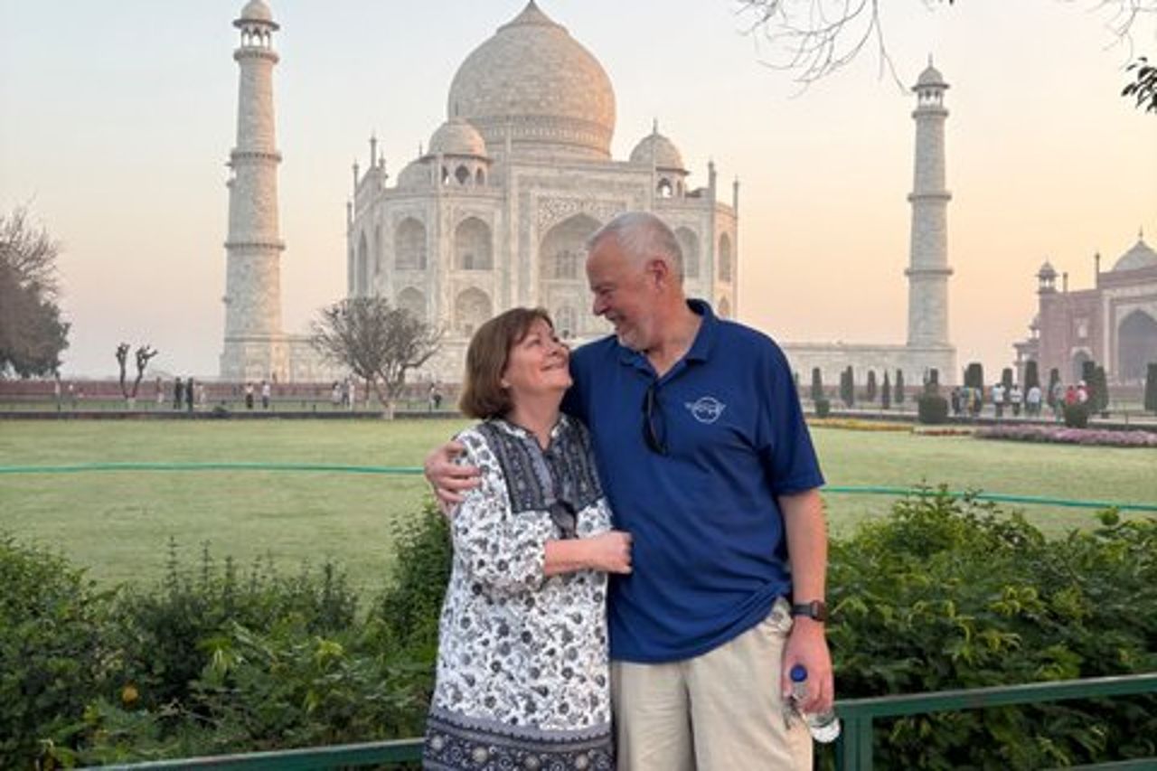 Tour dell'alba del Taj Mahal in auto da Nuova Delhi