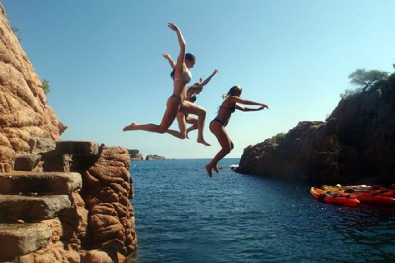 Tour della Costa Brava: facile escursione, snorkeling e salto sulla scogliera da Barcellona