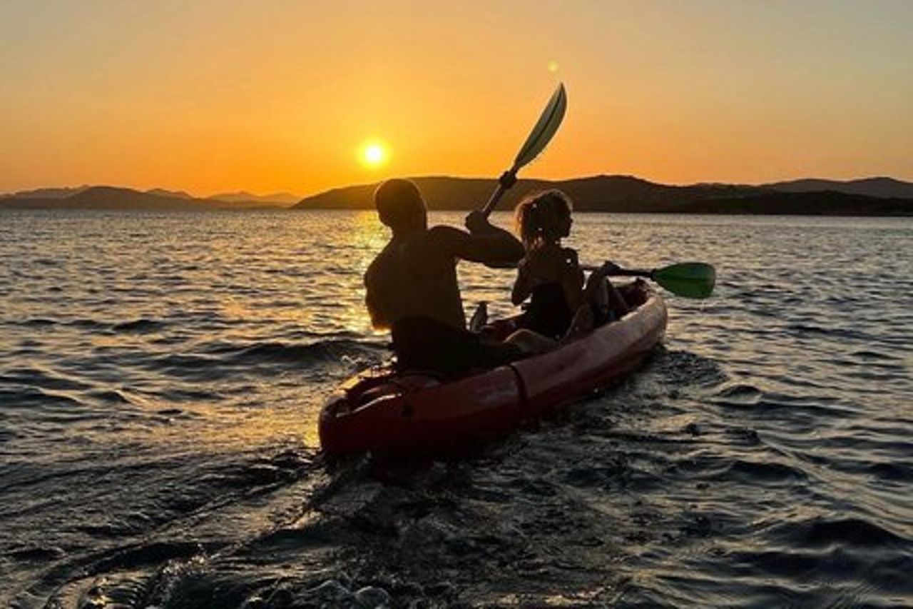 Gita in Canoa al Tramonto con Snorkeling e Aperitivo Tipico