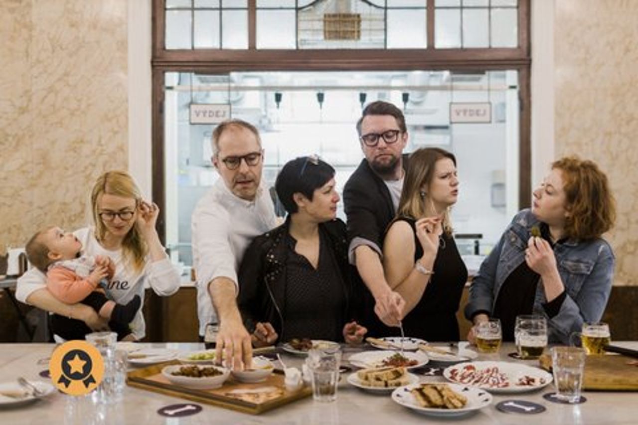 Praga Mangia, sorseggia e fai amicizia con il tour del cibo di Taste of Prague