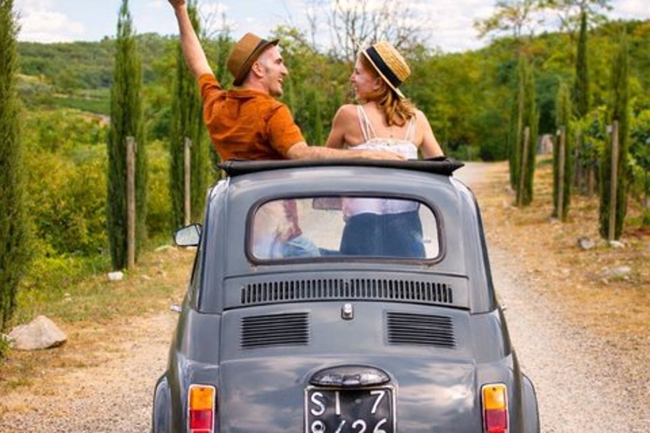 Tour Fiat 500 d'epoca: pranzo e 2 degustazioni di vini nel Chianti