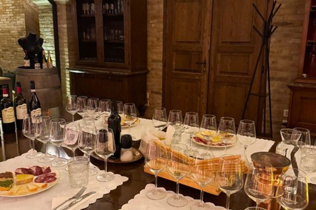 2 Ore Visita e Degustazione Vini con assaggi in Val D'Orcia