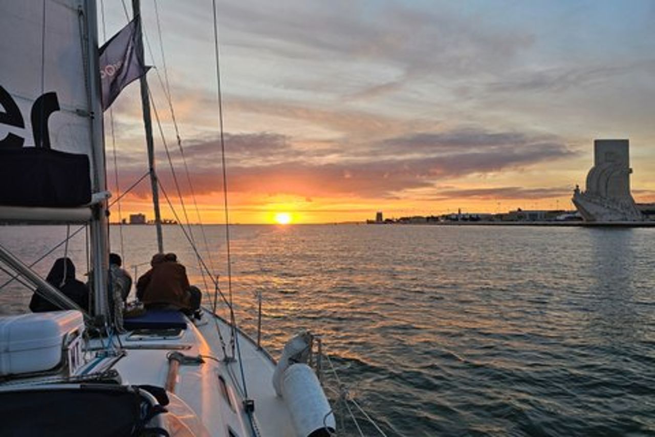 Lisbona : Vedute di Lisbona rilassanti su una barca a vela al tramonto o un tour di un giorno