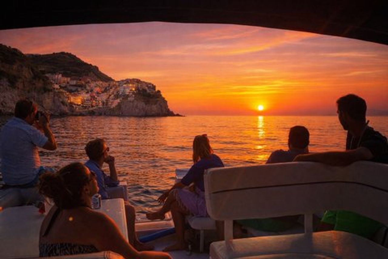 Tour in barca al tramonto delle Cinque Terre