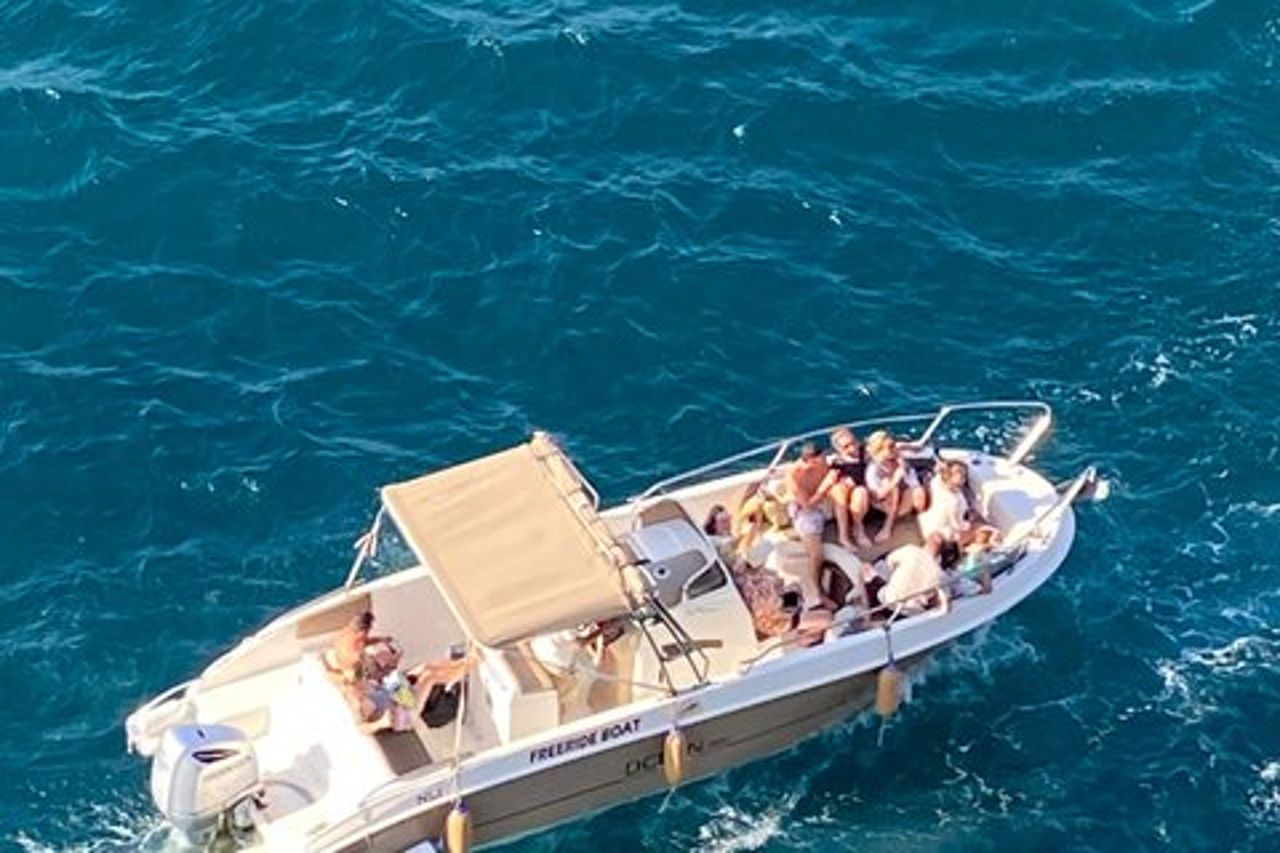 Polignano in barca escursione di gruppi con aperitivo