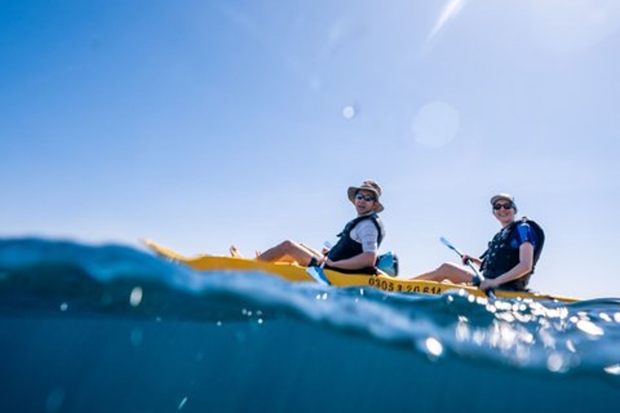 Kayak privato con fondo in vetro e snorkeling alle due baie