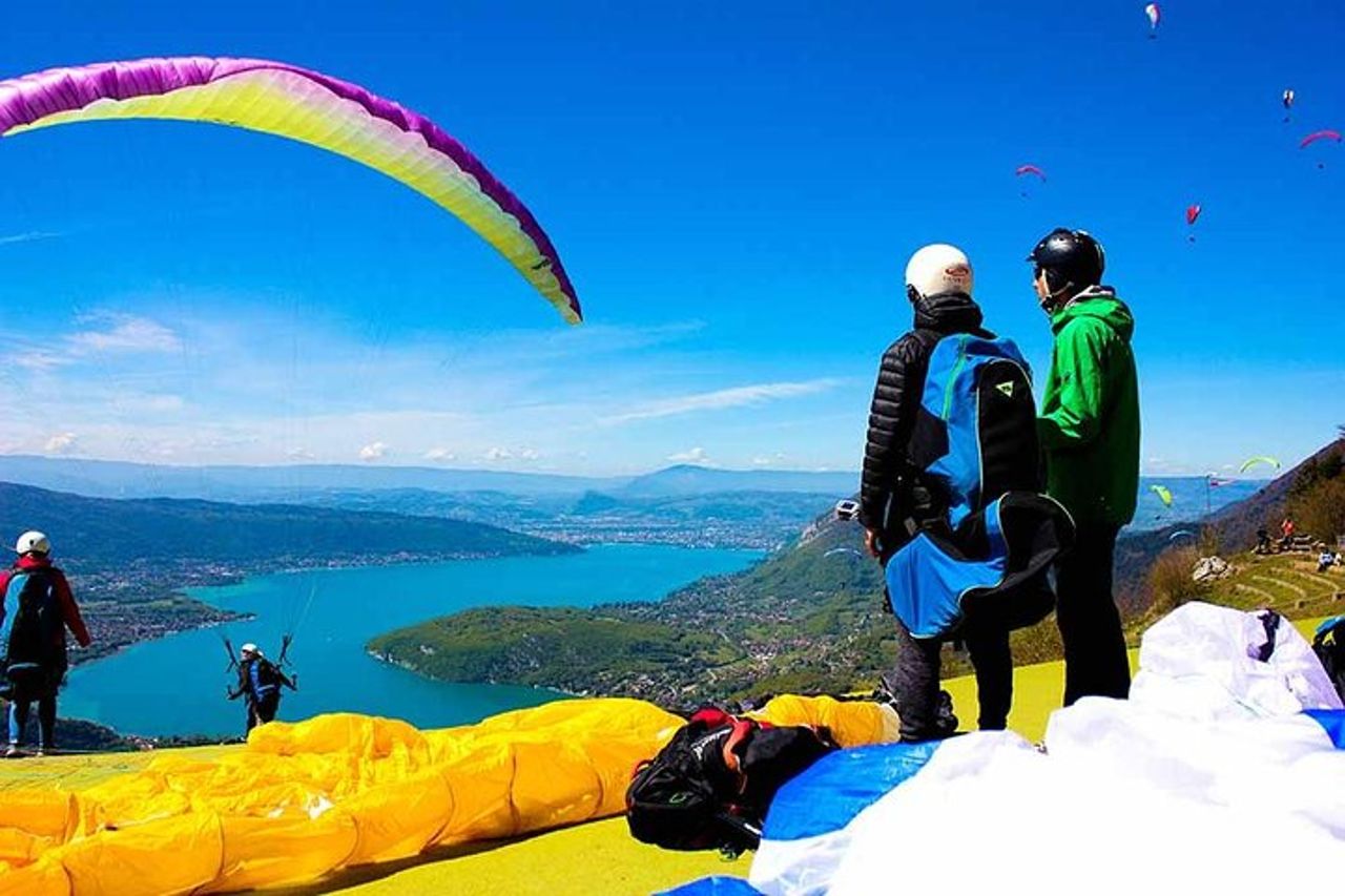 Sensazione di volo in parapendio sul magnifico lago di Annecy