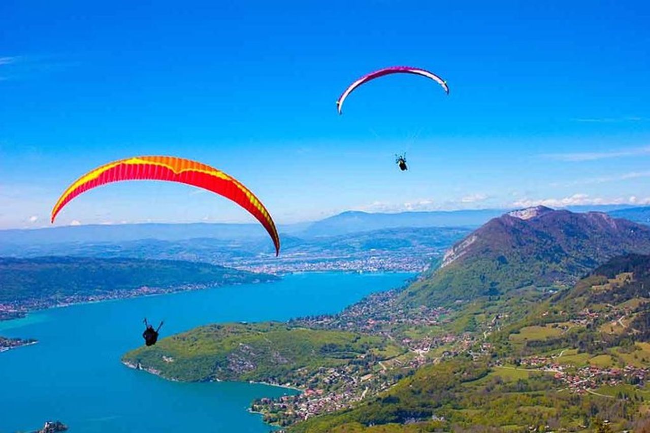 Sensazione di volo in parapendio sul magnifico lago di Annecy — 2
