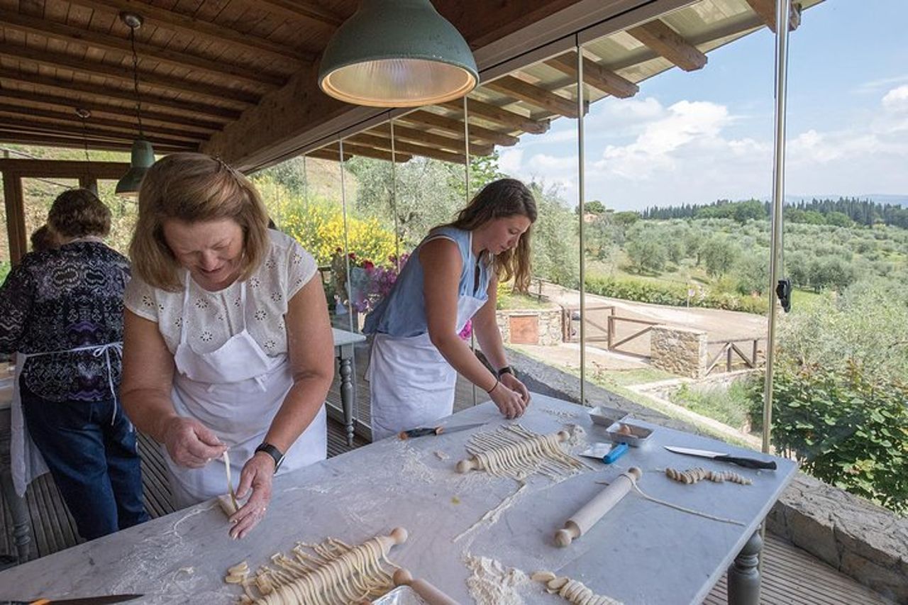 Lezione di cucina e pranzo in un casolare toscano con tour del mercato locale da Firenze — 2