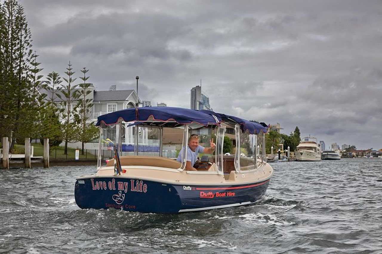 Limousine con skipper privata Gold Coast in crociera sul canale dell'acqua