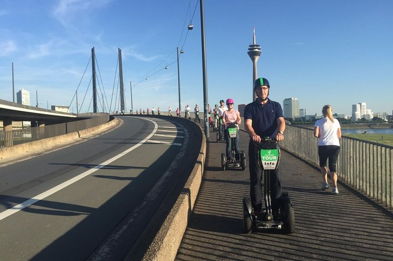 Tour in Segway Rhein di Düsseldorf: esperienza sul fiume Reno