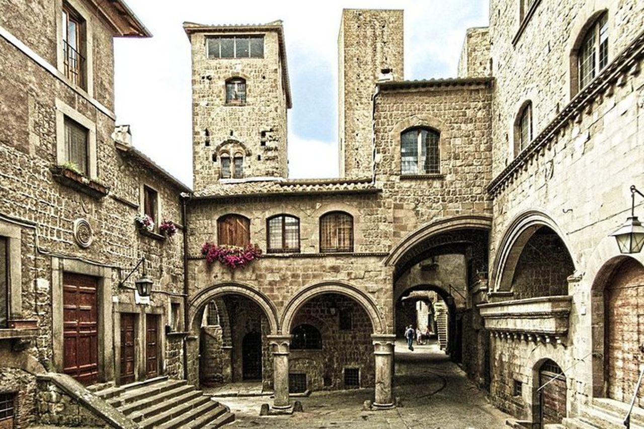 Tour privato della città di Viterbo con le tombe dei papi Palazzo del Conclave e Duomo — 2
