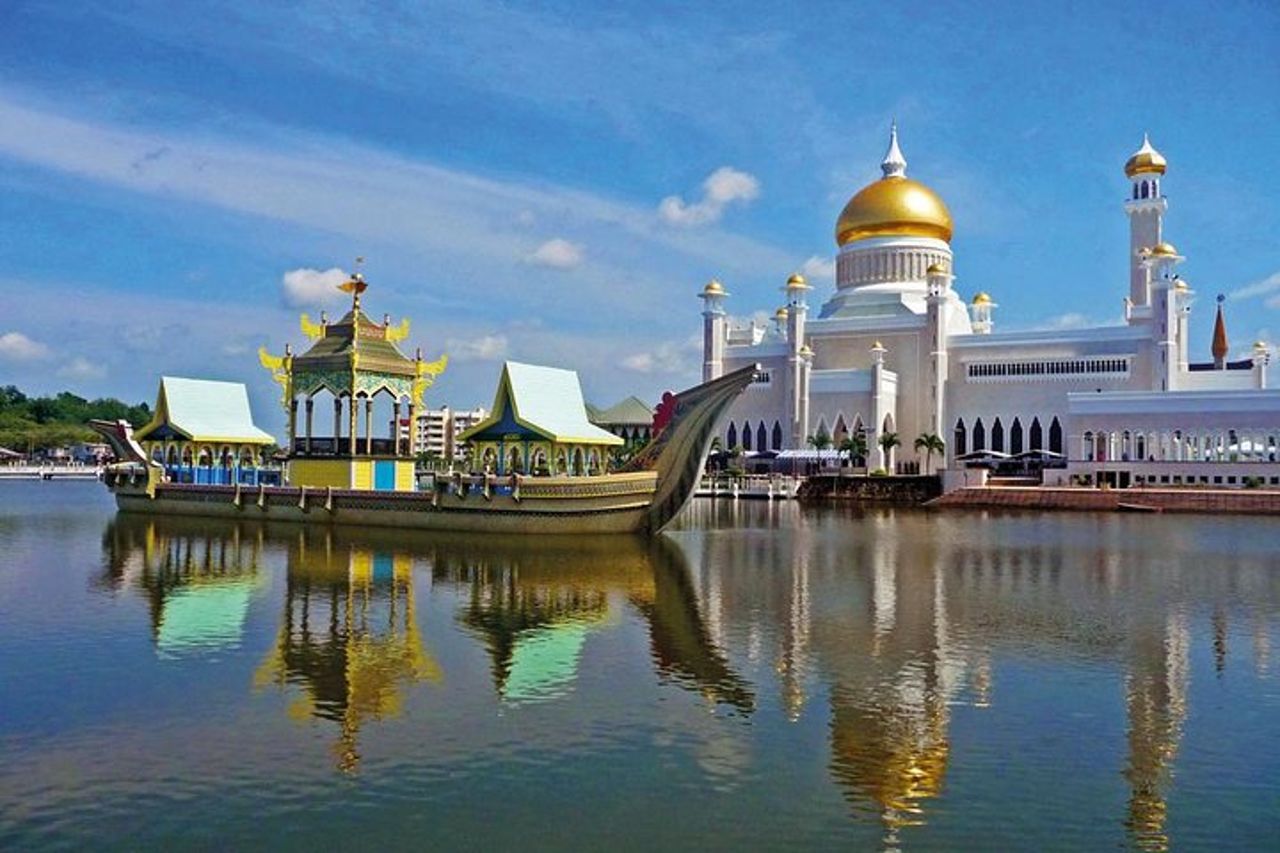 Tour della città di Mezza Giornata del Brunei con Royal Regalia, Istana Nurul Iman e Kampung Ayer — 2