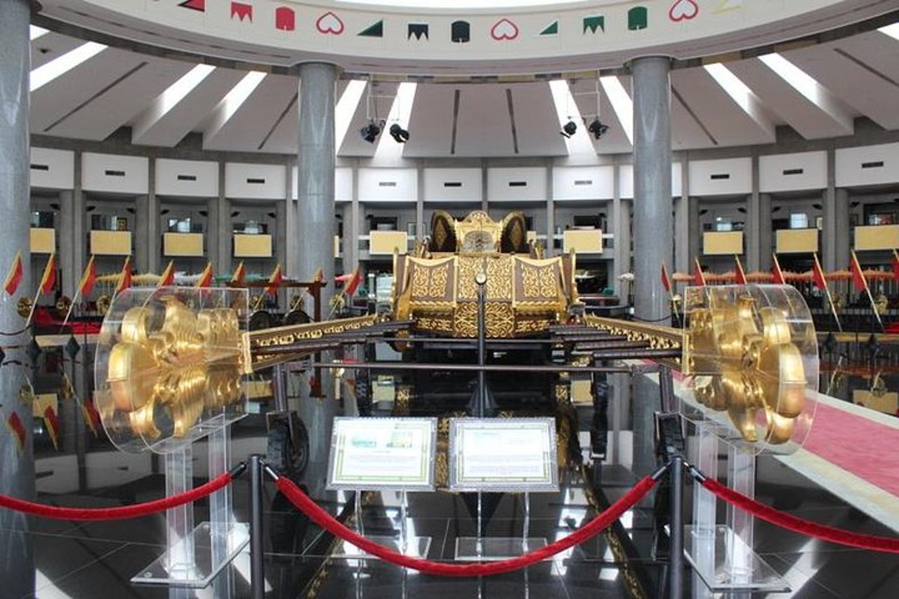 Tour della città di Mezza Giornata del Brunei con Royal Regalia, Istana Nurul Iman e Kampung Ayer — 4