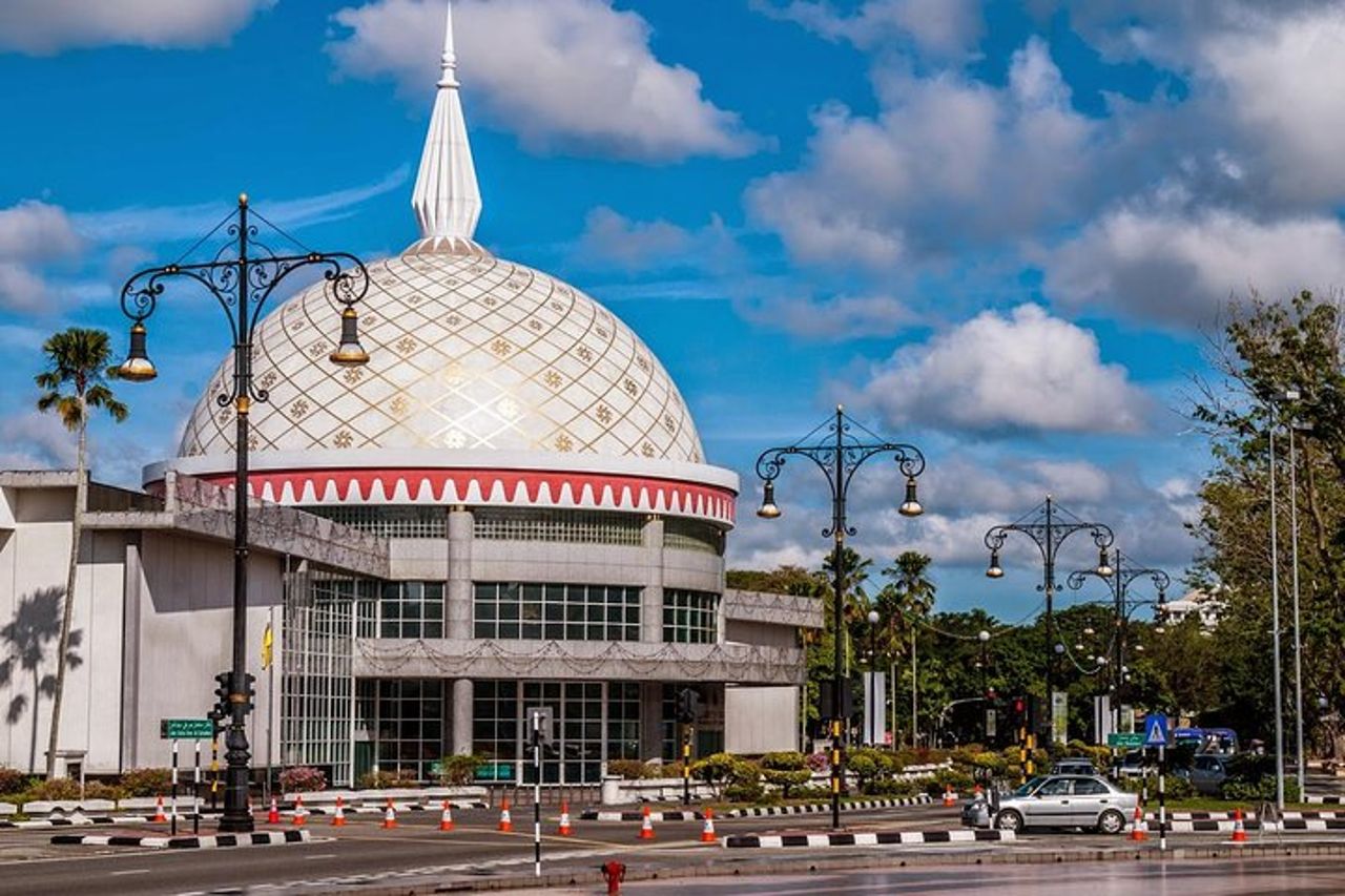 Tour della città di Mezza Giornata del Brunei con Royal Regalia e Sultan Omar Ali Saifuddin Mosque — 3