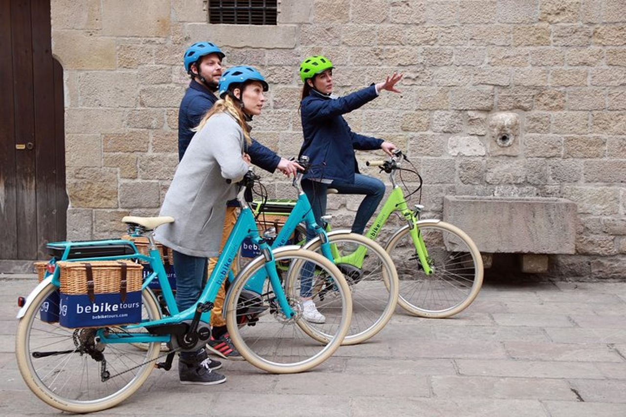 Tour guidato storico di Barcellona in E-bike — 3