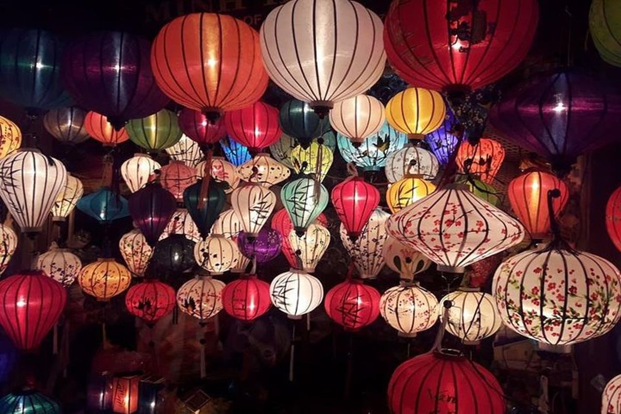 Hoi An Night Market con Hoi un tour a piedi, lanterne colorate, giro in barca — 3
