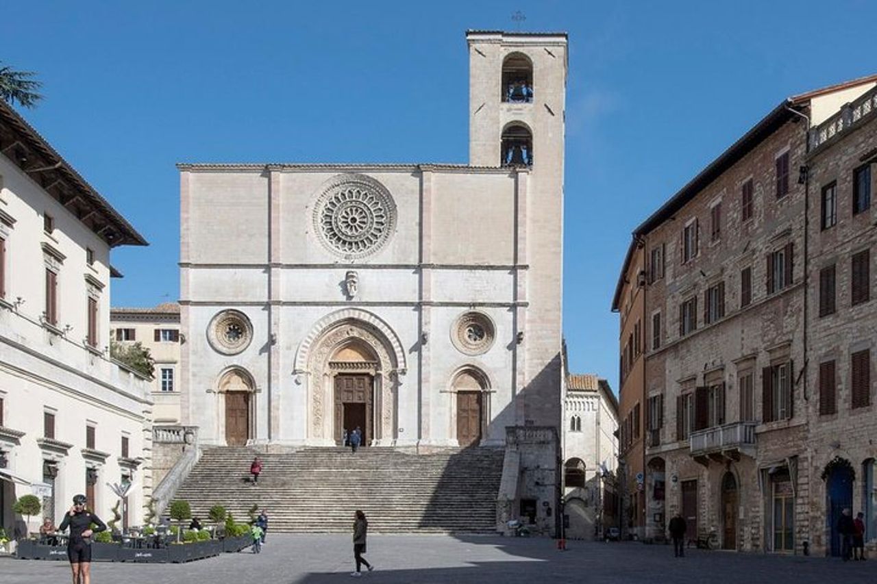 Tour privato di Todi con guida locale