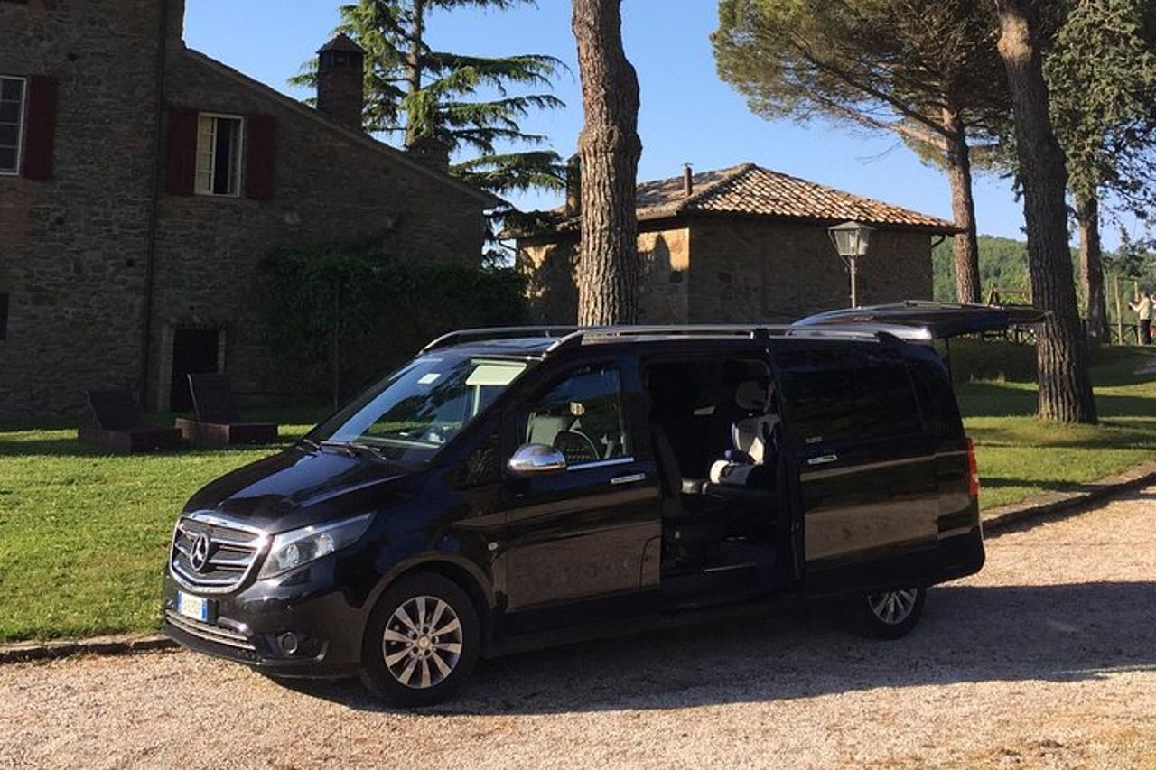 Trasferimento privato dalla città o dall'aeroporto di Firenze all'area Umbria Assisi-Perugia