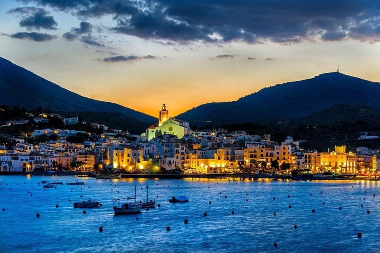 Gita di un giorno a Cadaqués e al museo-casa di Dalí da Girona (biglietti inclusi)