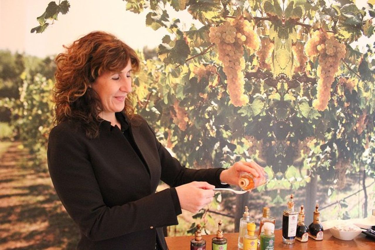 Tour & degustazione dell'aceto balsamico di Modena con Monica — 2
