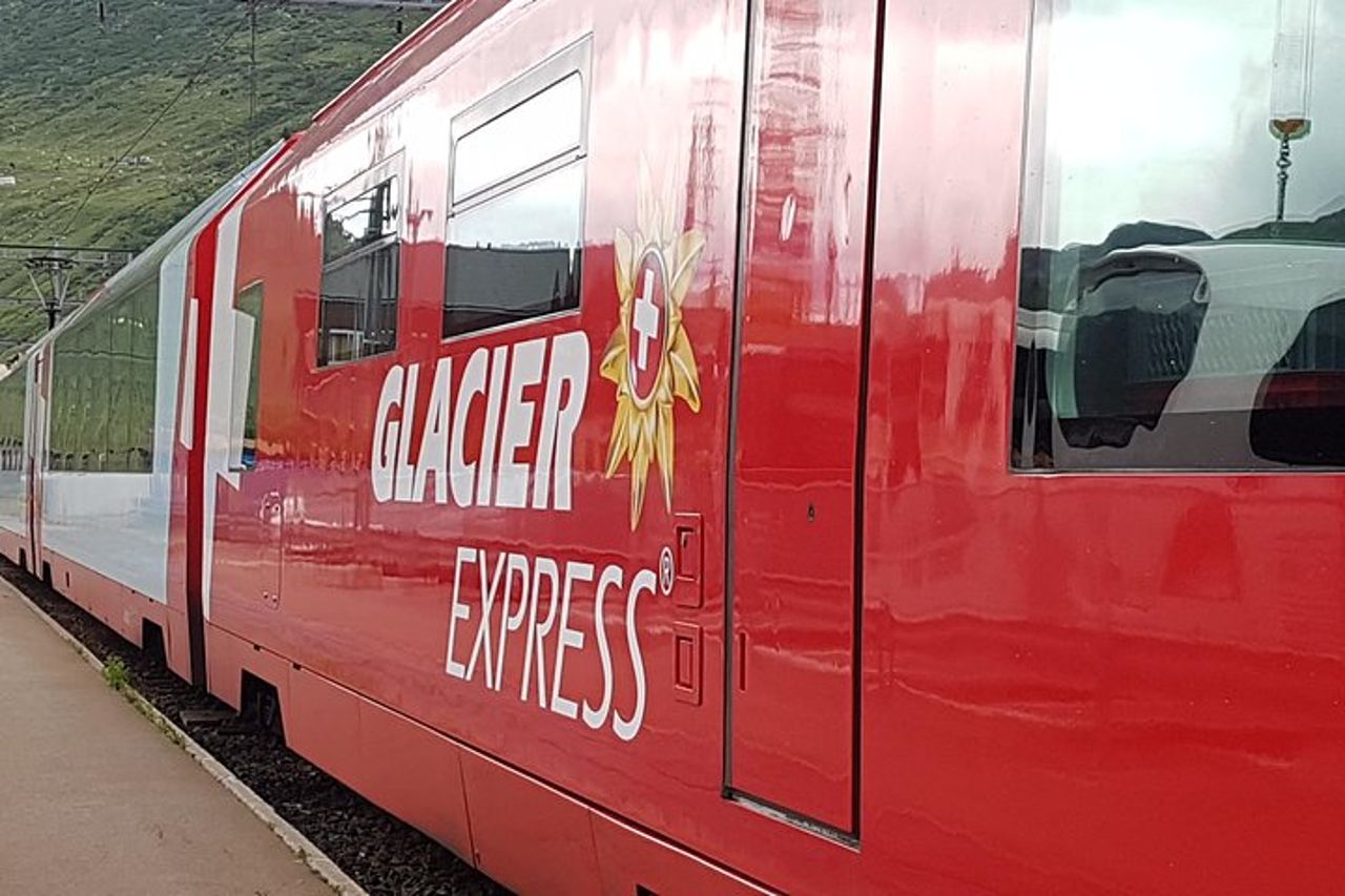 Treno panoramico Glacier Express Andata e ritorno in un giorno Tour privato da Basilea — 2