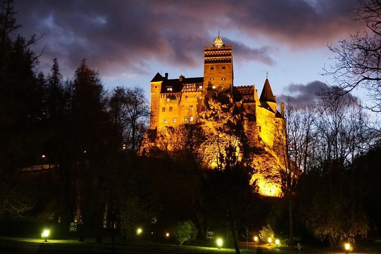 Scopri Romania Viaggi - 12 ore tour Bucarest-Dracula Castle, Peles, Brasov