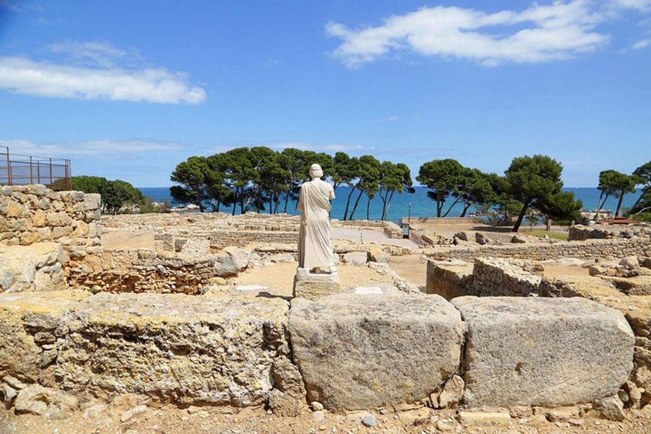 Costa Brava ed Empuries Tour in piccoli gruppi con pick-up in hotel e giro in barca
