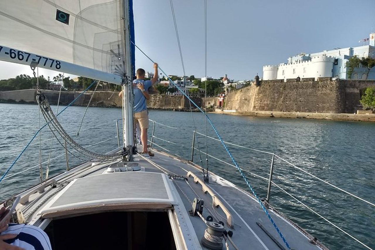 Tour storico in barca a vela al tramonto nella baia di San Juan