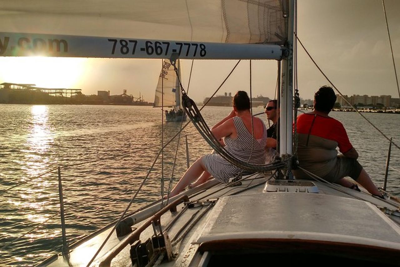 Tour storico in barca a vela al tramonto nella baia di San Juan — 2