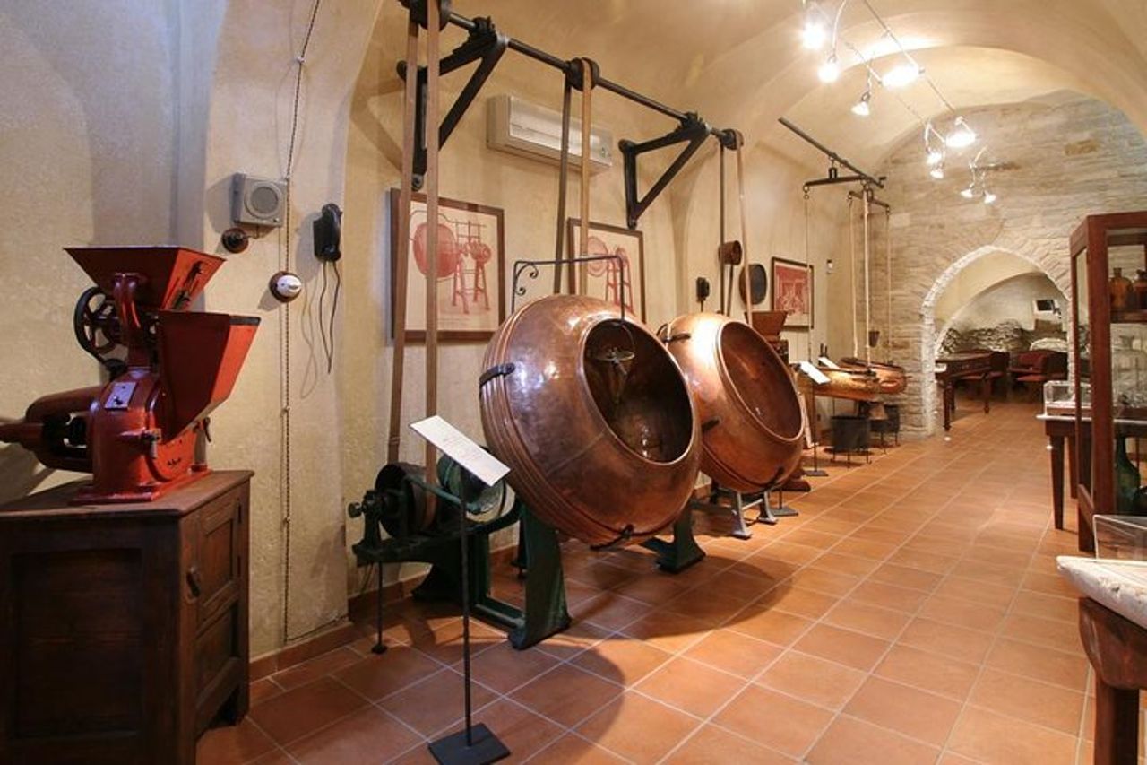 Breve tour con degustazione di dragees nel Museo Mucci e passeggiate nel centro storico — 2
