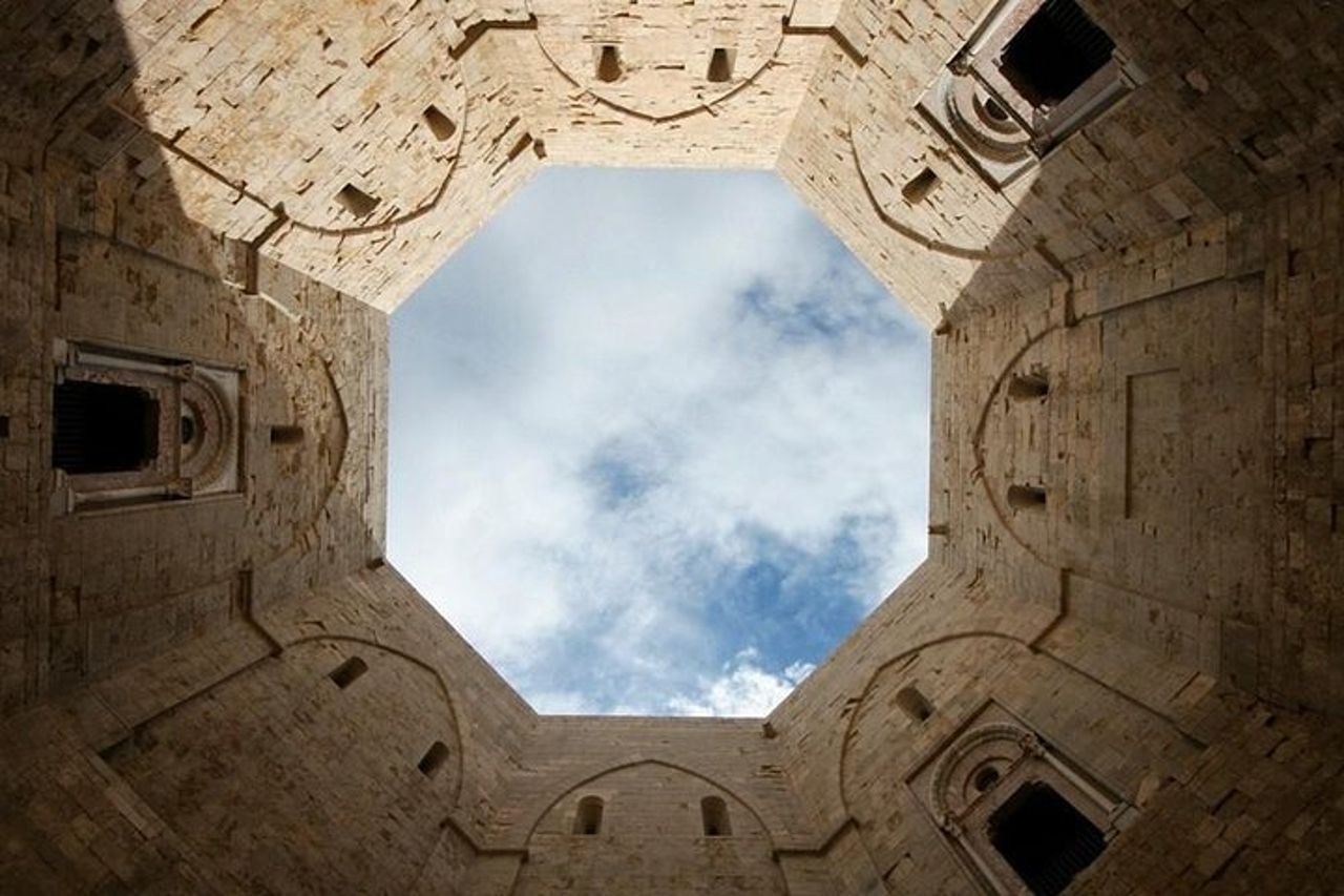 Tour di Due Ore alla Scoperta del Fascino e Mistero di Castel del Monte — 2