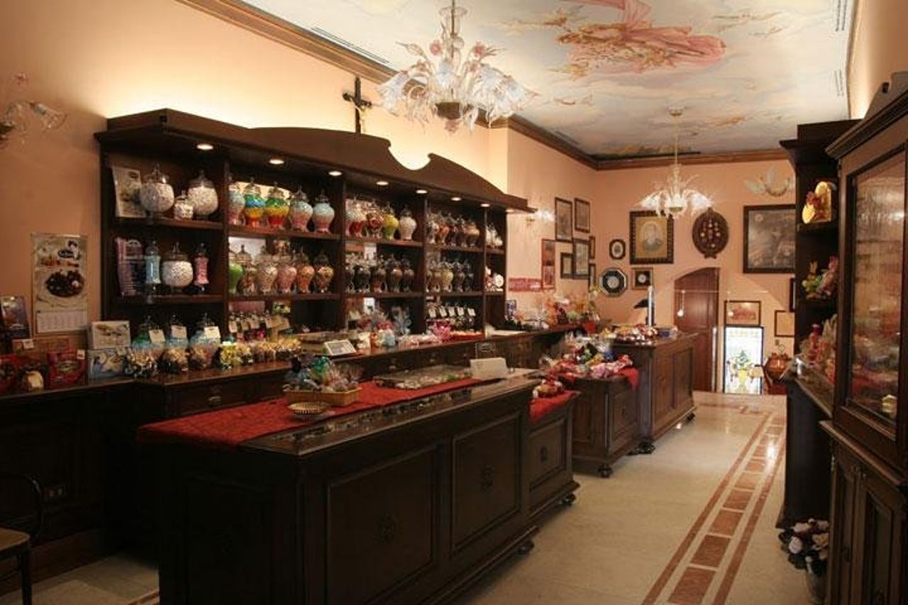 Breve tour con degustazione di dragees nel Museo Mucci e passeggiate nel centro storico — 9