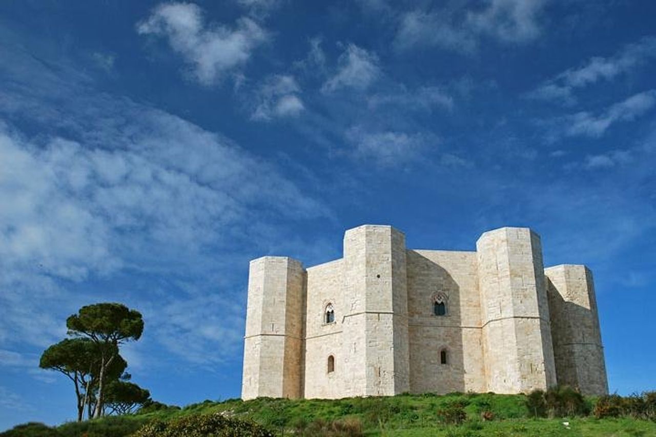 Tour di Due Ore alla Scoperta del Fascino e Mistero di Castel del Monte — 3