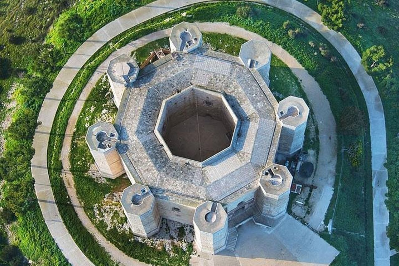 Tour di Due Ore alla Scoperta del Fascino e Mistero di Castel del Monte — 4