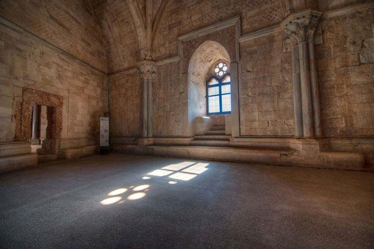 Tour di Due Ore alla Scoperta del Fascino e Mistero di Castel del Monte — 6