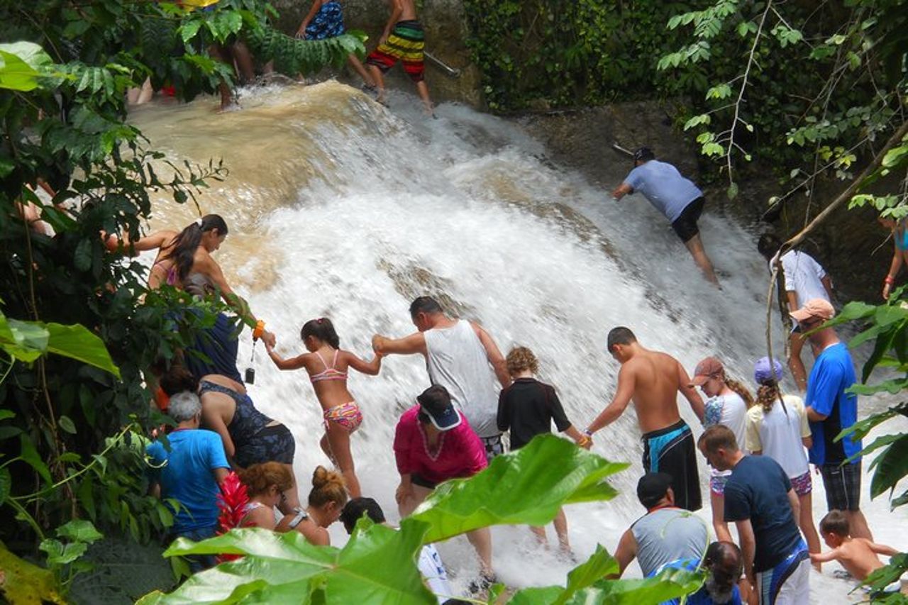 Escursione privata alle cascate del fiume Dunns e Beach Break da Falmouth