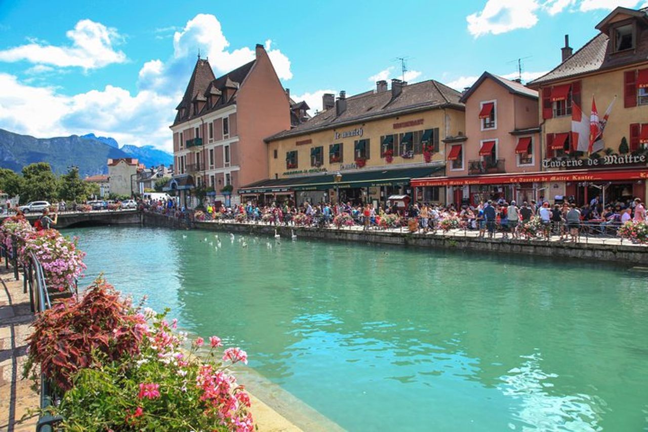 Tour privato ad Annecy con autobus sul tetto di vetro da Ginevra — 3