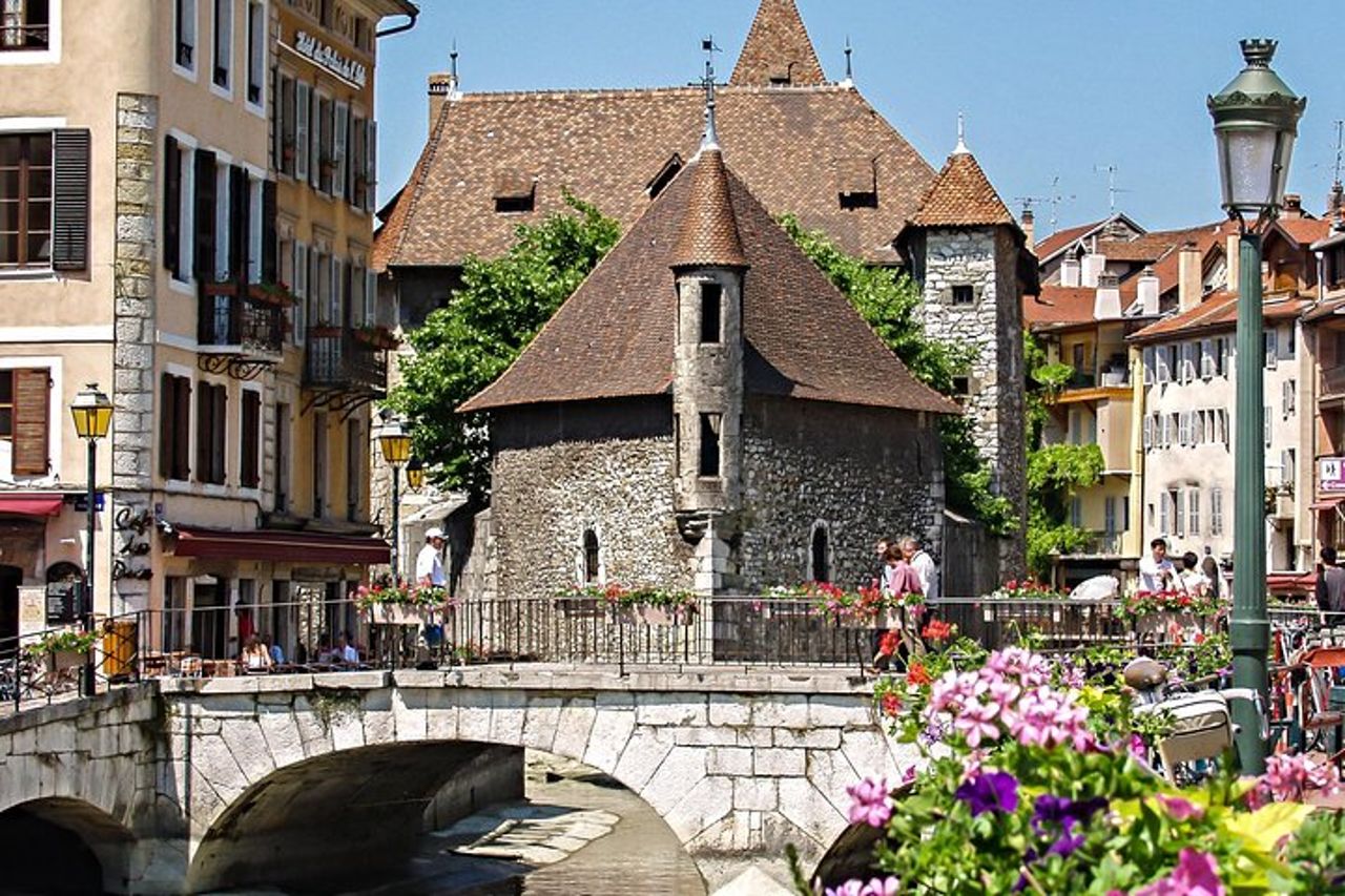 Tour privato ad Annecy con autobus sul tetto di vetro da Ginevra — 7