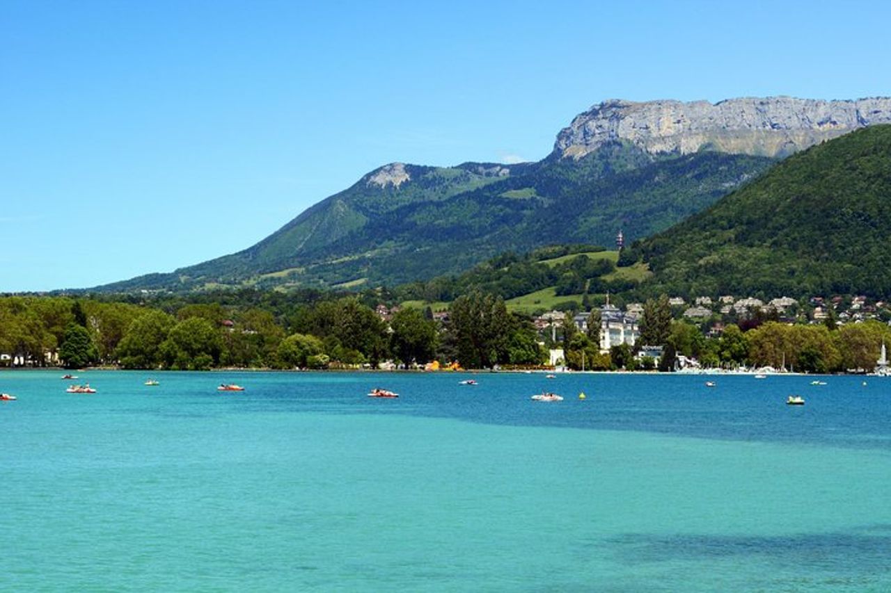 Tour privato ad Annecy con autobus sul tetto di vetro da Ginevra — 4