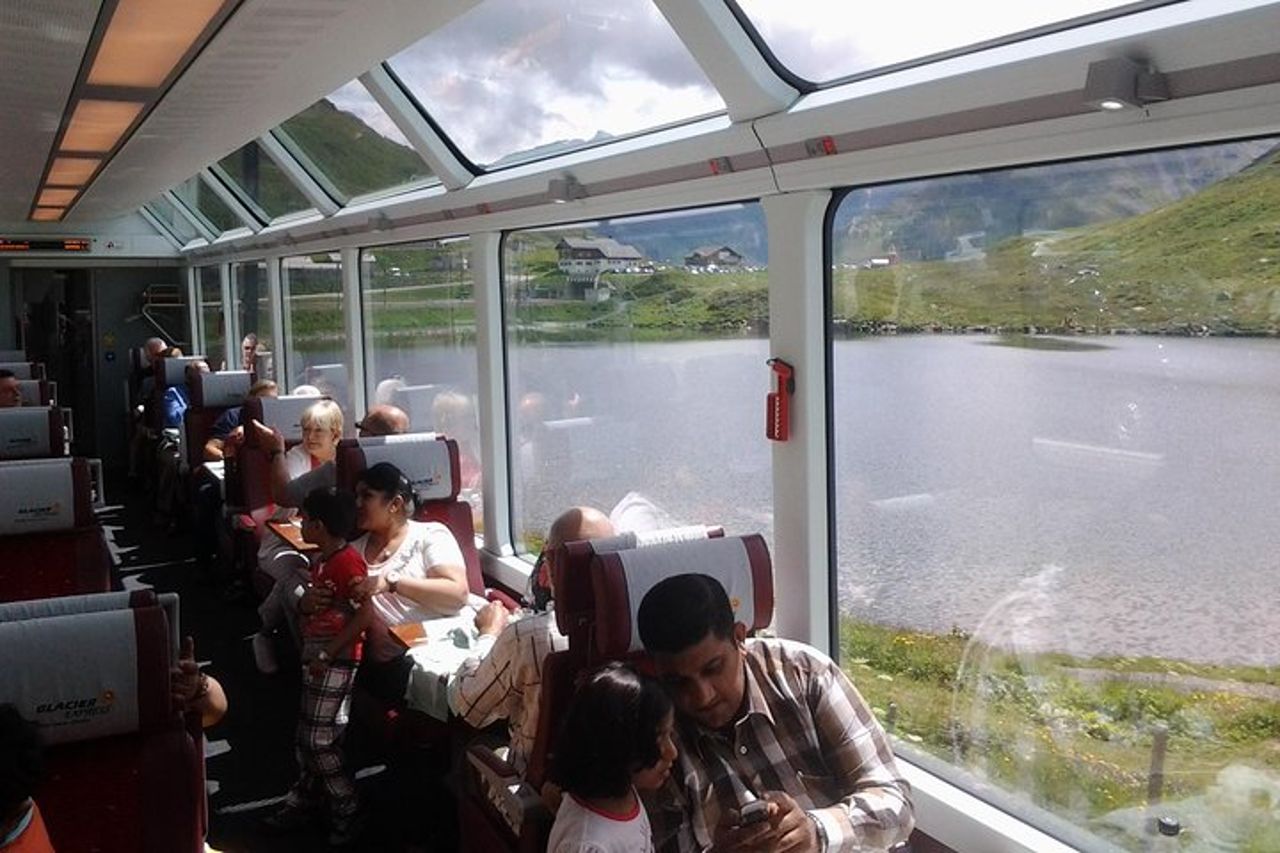 Treno panoramico Glacier Express Andata e ritorno in un giorno Tour privato da Basilea — 3