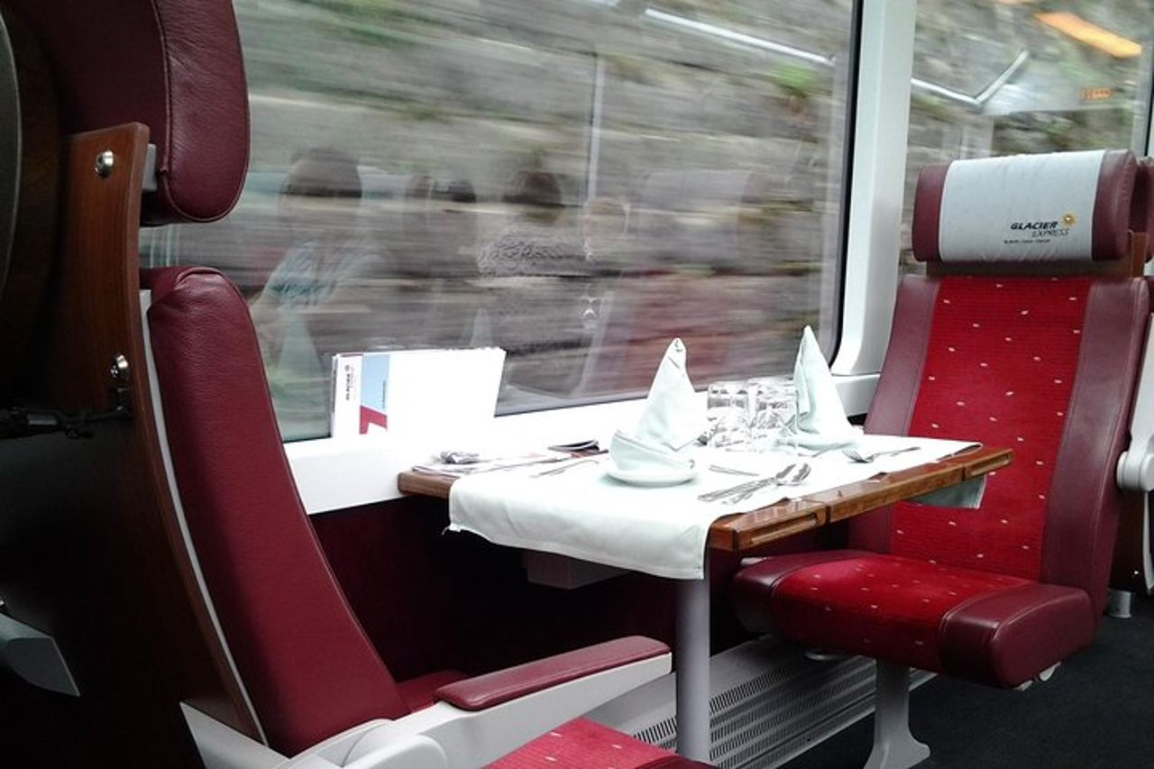 Treno panoramico Glacier Express Andata e ritorno in un giorno Tour privato da Basilea — 4