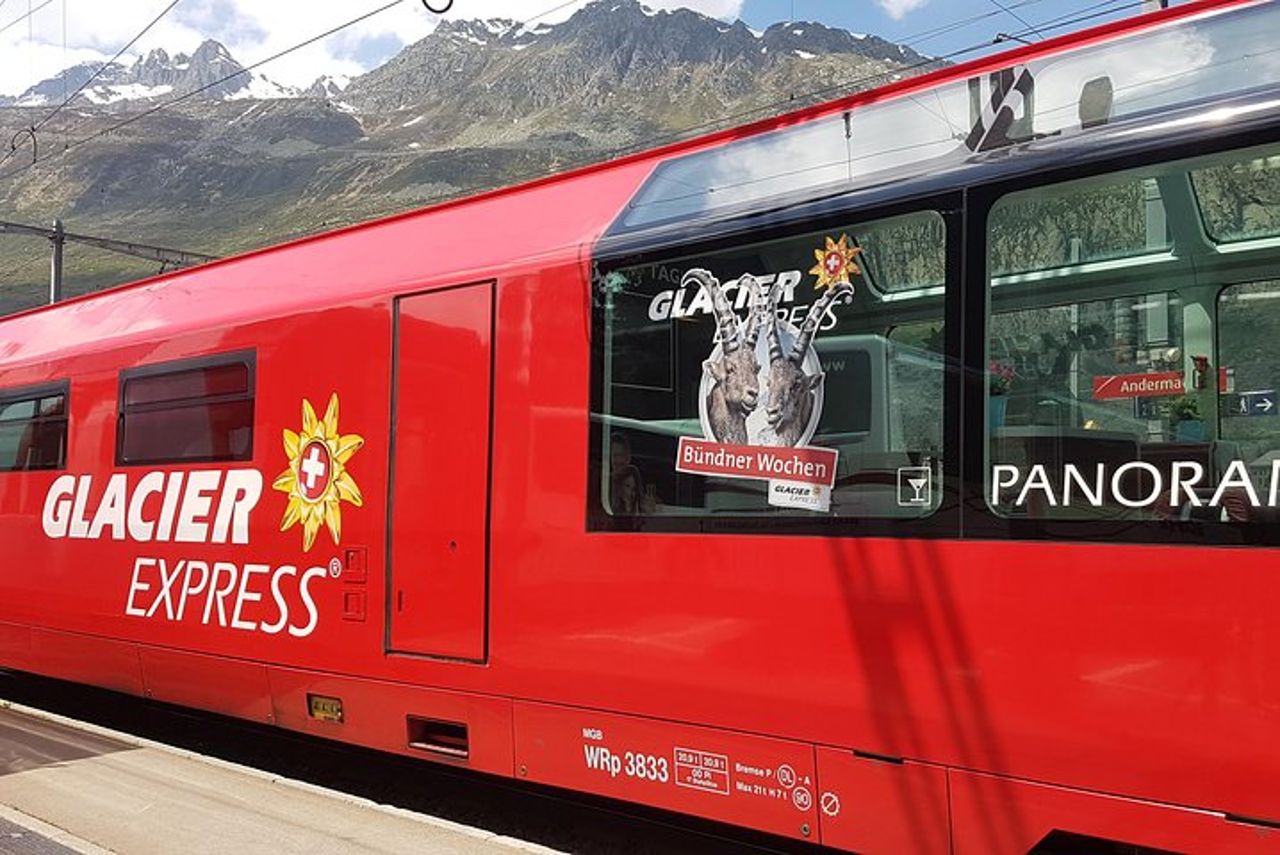 Treno panoramico Glacier Express Andata e ritorno in un giorno Tour privato da Basilea — 5